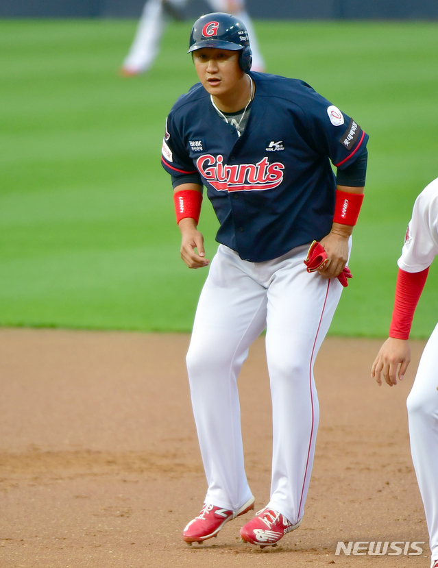 [광주=뉴시스] 류형근 기자 = 3일 오후 광주 북구 광주-기아챔피언스필드에서 열린 2020프로야구 KIA 타이거즈 대 롯데 자이언츠의 경기, 1회초 2사 1루에서 롯데 1루주자 이대호가 기회를 엿보고 있다. 2020.06.03. hgryu77@newsis.com