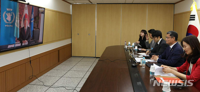 [서울=뉴시스]김명원 기자 = 김연철 통일부 장관이 3일 서울 정부서울청사에서 데이비드 비즐리 유엔세계식량계획(WFP) 사무총장과 화상면담을 하고 있다. 2020.06.03. (사진=통일부 제공) photo@newsis.com