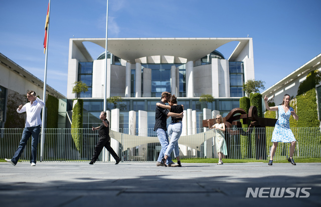 [베를린=AP/뉴시스] 3일 독일총리 관저 앞에서 '아르헨티나 탱고 문화 보존' 단체 회원들이 춤을 추고 있다. 코로나 19로 탱고 댄서와 학원들이 큰 어려움을 겪고 있는 사실을 부각시키자는 취지다.  2020. 6. 3. 