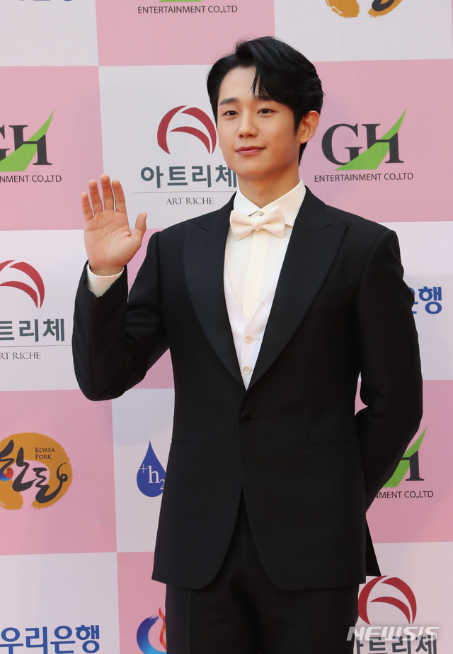 [서울=뉴시스] 전진환 기자 = 제56회 대종상 영화제가 열린 3일 오후 서울 광진구 그랜드 워커힐 서울 호텔에서 정해인이 손인사를 하고 있다. 2020.06.03.&nbsp;&nbsp; amin2@newsis.com