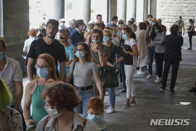 [피렌체=AP/뉴시스]지난 3일(현지시간) 이탈리아 피렌체에 있는 우피치 미술관 앞에 사람들이 입장하기 위해 줄을 서 있다. 우피치 미술관은 신종 코로나바이러스 감염증(코로나19)로 2개월 넘게 문을 닫았다가 다시 개관했다. 2020.06.06.