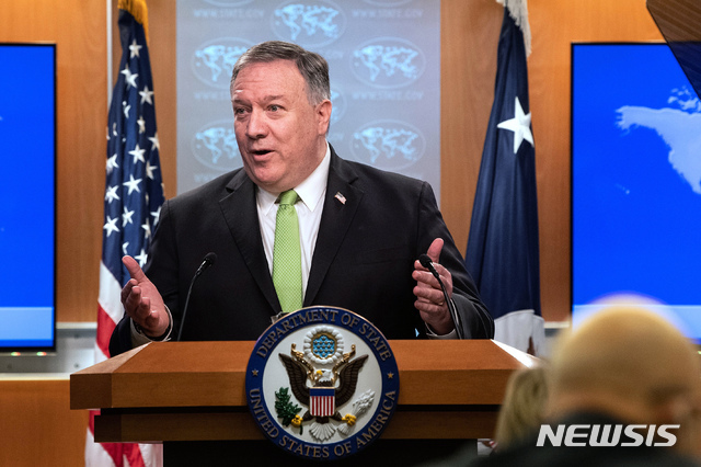 [서울=뉴시스] [워싱턴=AP/뉴시스] 마이크 폼페이오 미국 국무장관이 지난달 20일(현지시간) 워싱턴DC 국무부청사에서 개최한 언론 브리핑에서 발언하고 있다. 2020.6.01 