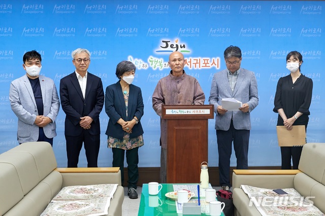 [제주=뉴시스] 서귀포 미래를 생각하는 시민모임과 서귀포시민연대 관계자들은 4일 서귀포시청 기자실에서 기자회견을 열고 '서귀포 KAL호텔의 공유수면 점사용 허가 연장 반대' 의견을 주장했다. (사진=서귀포시 제공)