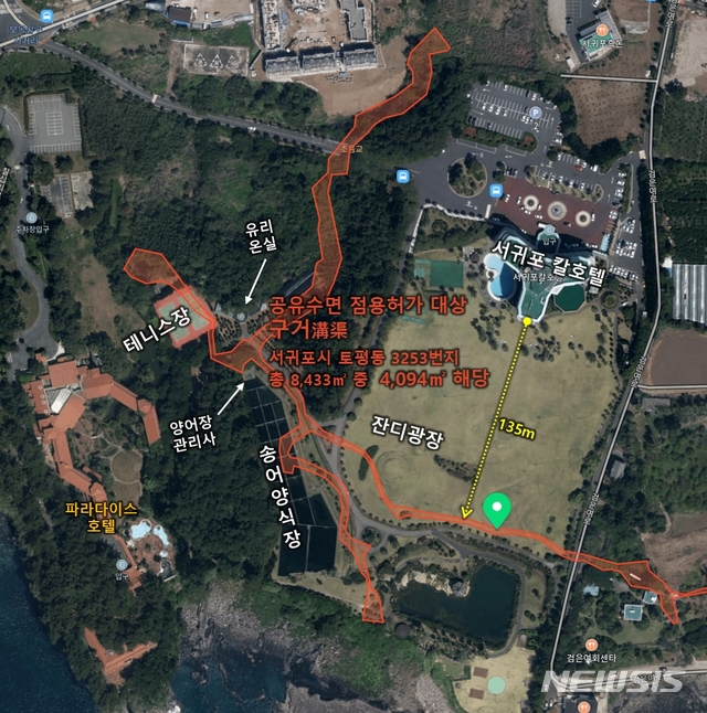 [제주=뉴시스]KAL호텔이 점사용하고 있는 공유수면 위성사진. (사진=서귀포시 제공)