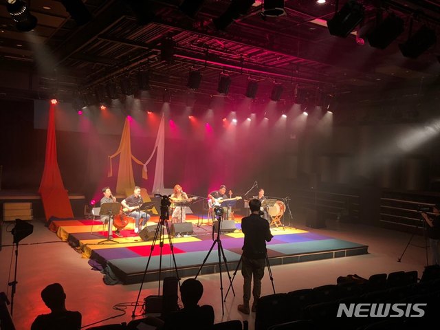 [청주=뉴시스] 인진연 기자 = 충북도가 신종 코로나바이러스 감염증(코로나19)로 심각한 타격을 입을 지역 예술계를 살리기 위해 다양한 지원 사업을 펼친다. 사진은 온라인 공연 모습. (사진=충북도 제공) 2020.06.04photo@newsis.com