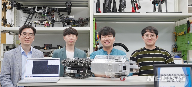 [대전=뉴시스] 명현 교수와 몰봇개발 연구진들.