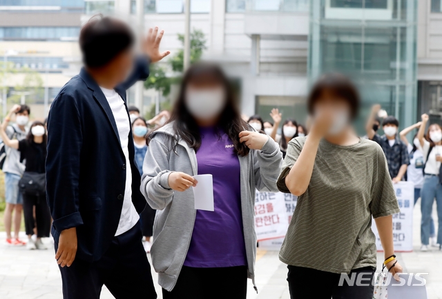 [서울=뉴시스] 고승민 기자 = 지난 4·15 총선에서 오세훈 당시 미래통합당 후보의 선거사무실 앞 등에서 피켓 시위를 벌인 혐의를 받는 한국대학생진보연합(대진연) 회원 3명이 영장실질심사를 받기 위해 4일 서울동부지법으로 향하고 있다. 2020.06.04. kkssmm99@newsis.com