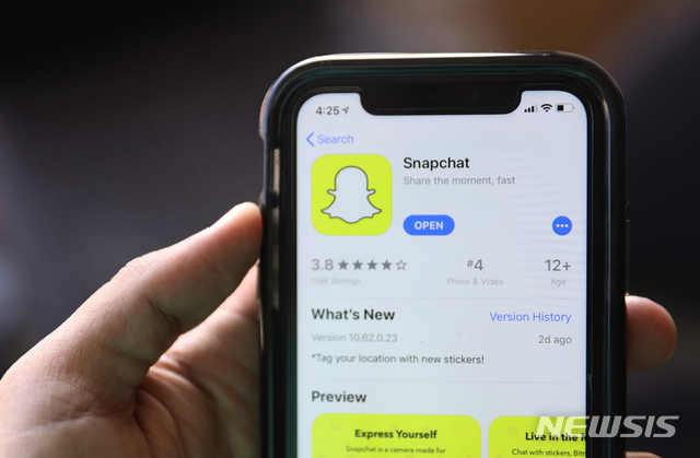 [시카고=AP/뉴시스] 애플 앱스토어에 뜬 스냅챗 소개 페이지. 2019년 7월30일 미 일리노이주 시카고에서 촬영한 것이다. 2021.01.14.