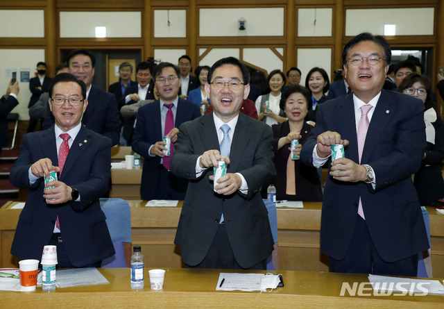 [서울=뉴시스] 최동준 기자 = 주호영(가운데) 미래통합당 원내대표, 정진석(오른쪽) 의원, 이종배 정책위의장 등 의원들이 4일 오전 서울 여의도 국회 의원회관에서 열린 미래통합당 사이다 정책세미나 '슬기로운 바른의원 생활, 제21대 국회 활동 방향'에 참석해 사이다 퍼포먼스를 하고 있다. 2020.06.04. photocdj@newsis.com