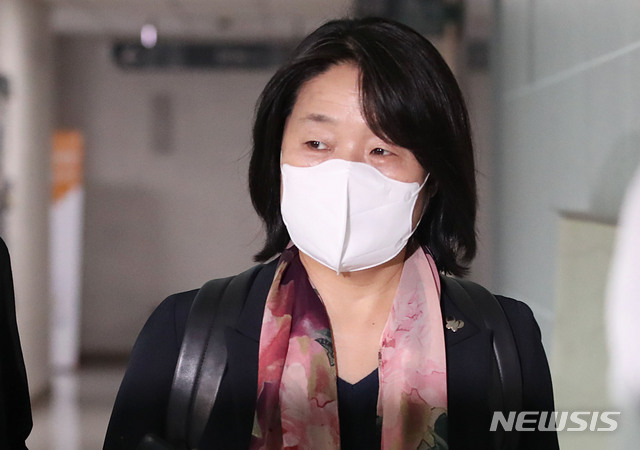 [서울=뉴시스] 김진아 기자 = 윤미향 더불어민주당 의원이 4일 서울 여의도 국회 의원회관 의원실로 출근하고 있다. 2020.06.04. bluesoda@newsis.com