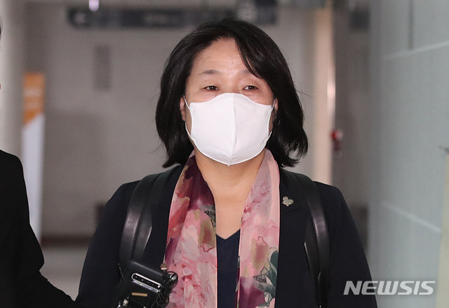 [서울=뉴시스] 김진아 기자 = 윤미향 더불어민주당 의원이 4일 서울 여의도 국회 의원회관 의원실로 출근하고 있다. 2020.06.04.&nbsp; bluesoda@newsis.com