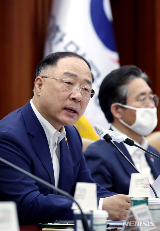 [서울=뉴시스]김명원 기자 = 홍남기 경제부총리 겸 기획재정부 장관이 4일 오전 서울 종로구 정부서울청사에서 열린 제2차 혁신성장전략회의에 참석해 발언을 하고 있다. 2020.06.04.&nbsp; photo@newsis.com