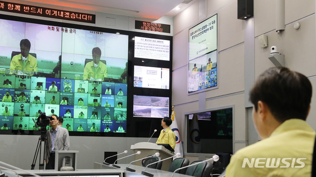 [서울=뉴시스]김명원 기자 = 김강립 중앙재난안전대책본부 1총괄조정관(보건복지부 차관)이 4일 오전 서울 종로구 정부서울청사에서 열린 코로나19 중앙재난안전대책본부 회의에 참석해 발언하고 있다. 2020.06.04.&nbsp; kmx1105@newsis.com