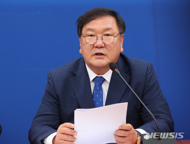 [서울=뉴시스] 장세영 기자 = 김태년 더불어민주당 원내대표가 4일 서울 여의도 국회에서 열린 더불어민주당 정책조정회의에 참석해 현안관련 발언을 하고 있다. 2020.06.04.&nbsp; photothink@newsis.com