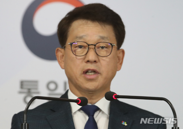 [서울=뉴시스]김명원 기자 = 여상기 통일부 대변인이 4일 오전 서울 종로구 정부서울 청사에서 북한 담화 관련 브리핑을 하고 있다. 북한 김정은 국무위원장의 여동생인 김여정 노동당 제1부부장은 오늘 새벽 '스스로 화를 청하지 말라'는 제목의 담화를 내고, 탈북민의 대북전단 살포에 대해 “남조선 당국이 응분의 조처를 세우지 못한다면 금강산 관광 폐지에 이어 개성공업지구의 완전 철거가 될지, 북남 공동연락사무소 폐쇄가 될지, 있으나 마나 한 북남 군사합의 파기가 될지 단단히 각오는 해둬야 할 것"이라고 밝혔다. 2020.06.04.&nbsp; kmx1105@newsis.com