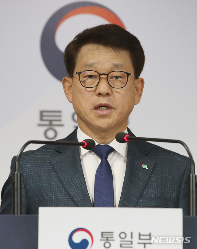 [서울=뉴시스]김명원 기자 = 여상기 통일부 대변인이 4일 오전 서울 종로구 정부서울 청사에서 북한 담화 관련 브리핑을 하고 있다. 북한 김정은 국무위원장의 여동생인 김여정 노동당 제1부부장은 오늘 새벽 '스스로 화를 청하지 말라'는 제목의 담화를 내고, 탈북민의 대북전단 살포에 대해 “남조선 당국이 응분의 조처를 세우지 못한다면 금강산 관광 폐지에 이어 개성공업지구의 완전 철거가 될지, 북남 공동연락사무소 폐쇄가 될지, 있으나 마나 한 북남 군사합의 파기가 될지 단단히 각오는 해둬야 할 것"이라고 밝혔다.&nbsp; 2020.06.04. kmx1105@newsis.com