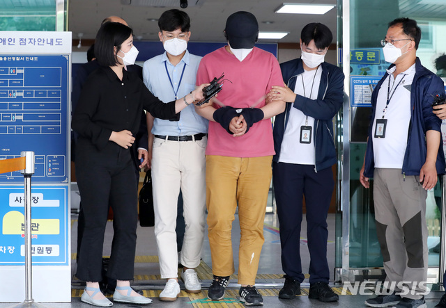 [서울=뉴시스] 이영환 기자 = 서울역 묻지마 폭행 사건 관련 상해 혐의를 받고 있는 이모씨가 4일 오전 추가조사를 받기 위해 서울 용산구 용산경찰서에서 철도특별사법경찰대로 이송되고 있다. 이모씨는 이날 오후 서울중앙지방법원에서 구속 전 피의자 심문(영장실질심사)을 받을 예정이다. 2020.06.04. 20hwan@newsis.com