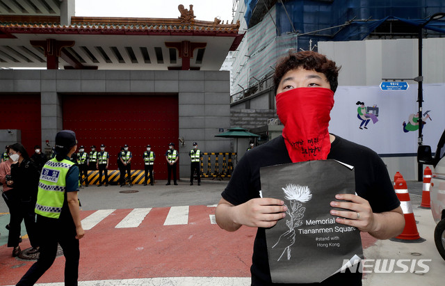 [서울=뉴시스]김병문 기자 = 중국 '6·4 톈안먼 민주화운동' 31주기인 4일 오전 서울 중구 중국대사관 앞에서 한국·홍콩 민주동행 등 시민단체 회원들이 홍콩 국가보안법 철회 요구 기자회견을 하고 있다. 2020.06.04.&nbsp; dadazon@newsis.com