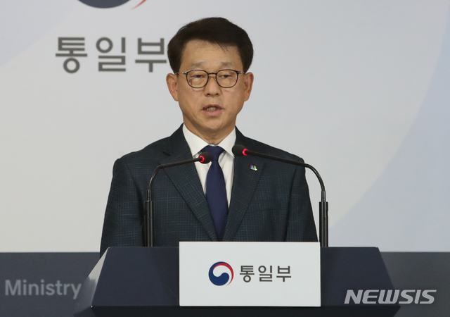 [서울=뉴시스]김명원 기자 = 여상기 통일부 대변인이 4일 오전 서울 종로구 정부서울 청사에서 북한 담화 관련 브리핑을 하고 있다. 북한 김정은 국무위원장의 여동생인 김여정 노동당 제1부부장은 오늘 새벽 '스스로 화를 청하지 말라'는 제목의 담화를 내고, 탈북민의 대북전단 살포에 대해 “남조선 당국이 응분의 조처를 세우지 못한다면 금강산 관광 폐지에 이어 개성공업지구의 완전 철거가 될지, 북남 공동연락사무소 폐쇄가 될지, 있으나 마나 한 북남 군사합의 파기가 될지 단단히 각오는 해둬야 할 것"이라고 밝혔다.&nbsp; 2020.06.04. kmx1105@newsis.com