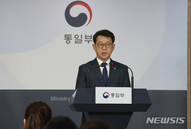 [서울=뉴시스]김명원 기자 = 여상기 통일부 대변인이 4일 오전 서울 종로구 정부서울 청사에서 북한 담화 관련 브리핑을 하고 있다. 북한 김정은 국무위원장의 여동생인 김여정 노동당 제1부부장은 오늘 새벽 '스스로 화를 청하지 말라'는 제목의 담화를 내고, 탈북민의 대북전단 살포에 대해 “남조선 당국이 응분의 조처를 세우지 못한다면 금강산 관광 폐지에 이어 개성공업지구의 완전 철거가 될지, 북남 공동연락사무소 폐쇄가 될지, 있으나 마나 한 북남 군사합의 파기가 될지 단단히 각오는 해둬야 할 것"이라고 밝혔다. 2020.06.04.&nbsp; kmx1105@newsis.com