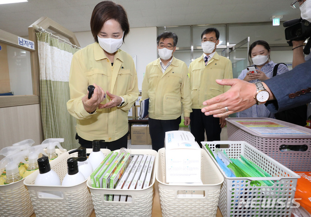 [청주=뉴시스]강종민 기자 = 고등학교 등교수업 현장 방문에 나선 유은혜 부총리 겸 교육부 장관이 4일 오전 충북 청주시 오송고등학교 양호실에서 소독용품을 점검하고 있다. 2020.06.04. ppkjm@newsis.com