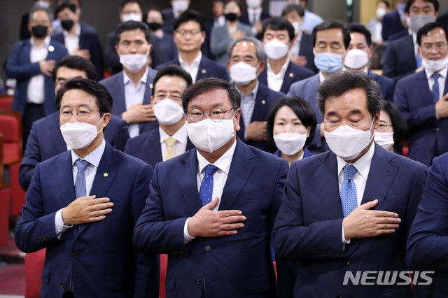 [서울=뉴시스]김선웅 기자 = 김태년 더불어민주당 원내대표와 이낙연 더불어민주당 국회의 등이 4일 오후 서울 여의도 국회에서 열린 '포럼 자치와 균형' 발족 간담회에 참석해 국민의례를 하고 있다. 2020.06.04.mangusta@newsis.com