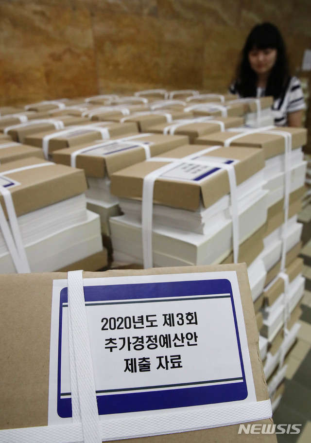 [서울=뉴시스] 장세영 기자 = 정부가 35조 3000억원 규모의 3차 추가경정예산안을 편성한 4일 서울 여의도 국회 의안과 앞에 직원들이 3차 추경 제출 자료를 쌓아놓고 있다. 2020.06.04. photo@newsis.com