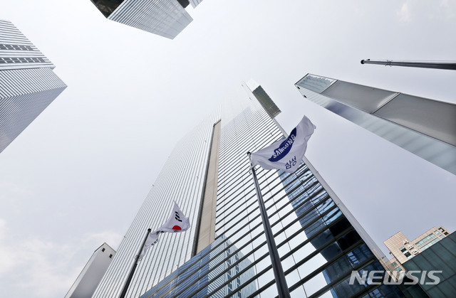 [서울=뉴시스]박주성 기자 = 4일 오후 서울 서초구 삼성전자 서초사옥에게 걸린 깃발이 나부끼고 있다. 2020.06.04. park7691@newsis.com