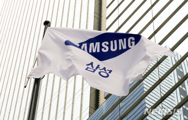 [서울=뉴시스]박주성 기자 = 검찰이 이재용 삼성전자 부회장에게 구속영장을 청구한 가운데 4일 오후 서울 서초구 삼성전자 서초사옥에게 걸린 깃발이 나부끼고 있다. ‘삼성그룹 불법 합병 및 회계부정 사건’을 수사하는 서울중앙지검 경제범죄형사부(이복현 부장검사)는 이 부회장과 최지성 전 삼성그룹 미래전략실장, 김종중 전 삼성그룹 미래전략실 전략팀장 등 3명에 대해 자본시장법위반(부정거래 및 시세조종 행위), 주식회사등의외부감사에관한법률위반로 구속영장을 청구했다고 밝혔다. 2020.06.04.&nbsp; park7691@newsis.com