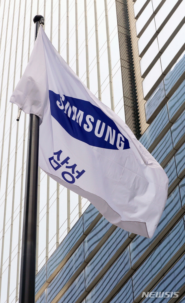 [서울=뉴시스]박주성 기자 = 검찰이 이재용 삼성전자 부회장에게 구속영장을 청구한 가운데 4일 오후 서울 서초구 삼성전자 서초사옥에게 걸린 깃발이 나부끼고 있다. ‘삼성그룹 불법 합병 및 회계부정 사건’을 수사하는 서울중앙지검 경제범죄형사부(이복현 부장검사)는 이 부회장과 최지성 전 삼성그룹 미래전략실장, 김종중 전 삼성그룹 미래전략실 전략팀장 등 3명에 대해 자본시장법위반(부정거래 및 시세조종 행위), 주식회사등의외부감사에관한법률위반로 구속영장을 청구했다고 밝혔다. 2020.06.04.&nbsp; park7691@newsis.com