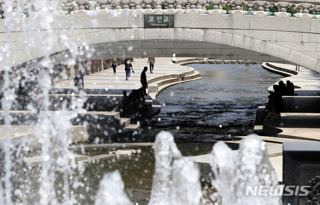 [서울=뉴시스] 전진환 기자 = 서울 한낮 기온이 26도를 기록하는 무더운 날씨를 보인 4일 오후 서울 종로구 청계천 모전교 아래에서 시민들이 더위를 피하고 있다. 2020.06.04.&nbsp; amin2@newsis.com