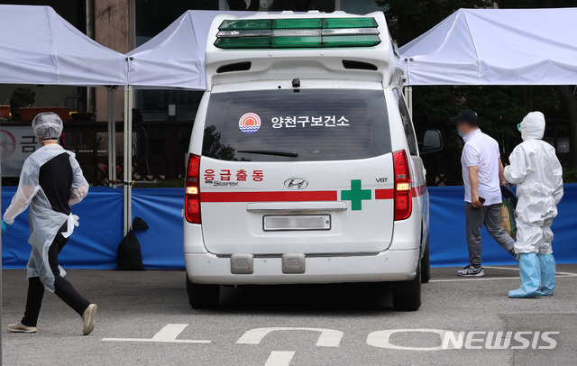 [서울=뉴시스] 이영환 기자 = 신종 코로나 바이러스 감염증(코로나19) 확진자가 4일 오후 서울 중구 서울유스호스텔에 마련된 남산생활치료센터로 들어서고 있다. 서울시는 신종 코로나 바이러스 감염증(코로나19) 확진자 중 경증·무증상 환자 관리를 위해 이날부터 남산생활치료센터를 운영한다. 2020.06.04.   20hwan@newsis.com