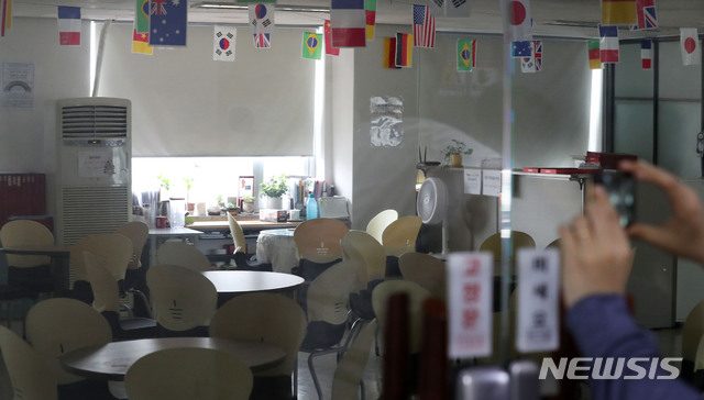 [서울=뉴시스]홍효식 기자 = 건강용품 판매업체인 '리치웨이'와 관련해 신종 코로나바이러스 감염증(코로나19) 확진자가 10명으로 집계된 4일 오후 서울 관악구 소재 폐쇄된 리치웨이 사무실 내부가 보이고 있다. 2020.06.04. yesphoto@newsis.com