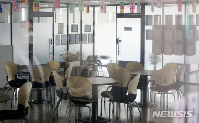 [서울=뉴시스]홍효식 기자 = 건강용품 판매업체인 '리치웨이'와 관련해 신종 코로나바이러스 감염증(코로나19) 확진자가 10명으로 집계된 4일 오후 서울 관악구 소재 폐쇄된 리치웨이 사무실 내부가 보이고 있다. 2020.06.04.&nbsp; yesphoto@newsis.com