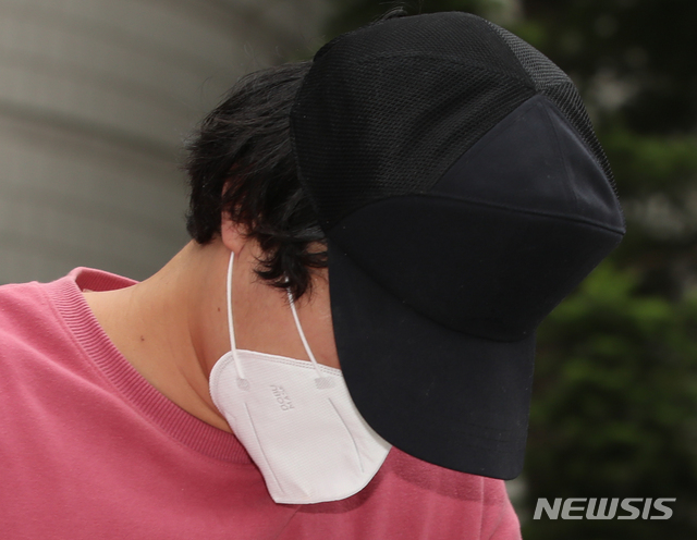 [서울=뉴시스] 조수정 기자 = 서울역 묻지마 폭행 혐의를 받는 이 모씨가 4일 오후 서울 서초동 서울중앙지방법원에서 구속 전 피의자 심문(영장실질심사)를 받은 뒤 철도경찰 호송 차량으로 향하고 있다. 2020.06.04.&nbsp; chocrystal@newsis.com