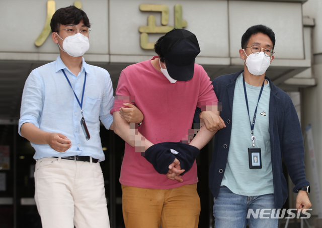 [서울=뉴시스] 조수정 기자 = 서울역 묻지마 폭행 혐의를 받는 이모씨가 지난해 6월4일 오후 서울 서초동 서울중앙지방법원에서 구속 전 피의자 심문(영장실질심사)를 받은 뒤 철도경찰 호송 차량으로 향하고 있다. 2020.06.04. chocrystal@newsis.com