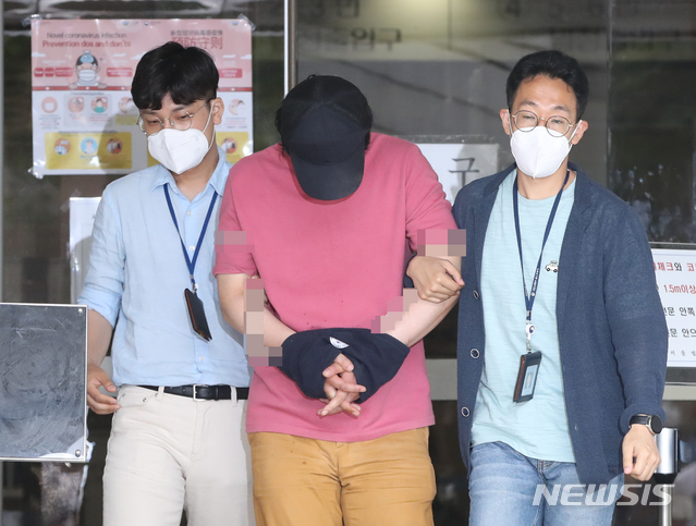 [서울=뉴시스] 조수정 기자 = 서울역 묻지마 폭행 혐의를 받는 이모씨가 지난 4일 오후 서울 서초동 서울중앙지법에서 구속 전 피의자 심문(영장실질심사)를 받은 뒤 철도경찰 호송 차량으로 향하고 있다. 2020.06.04. chocrystal@newsis.com