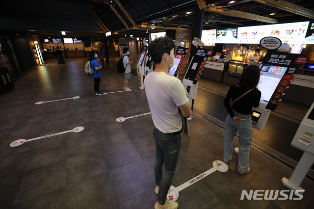 [서울=뉴시스] 이윤청 기자 = 시민들이 4일 서울 용산구 CGV용산아이파크몰에서 생활 속 거리두기 지침을 준수하며 표를 출력하기 위해 대기하고 있다. 2020.06.04. radiohead@newsis.com