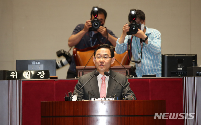 [서울=뉴시스]김선웅 기자 = 주호영 미래통합당 원내대표가 4일 오후 서울 여의도 국회 예결위 회의장에서 열린 미래통합당 제2차 의원총회에서 발언을 하고 있다. 2020.06.04.mangusta@newsis.com