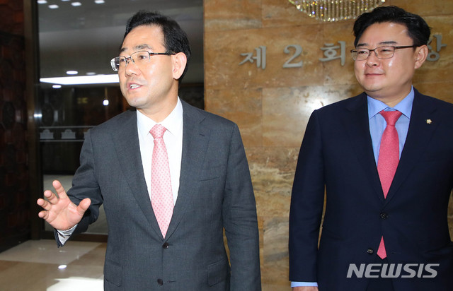 [서울=뉴시스] 장세영 기자 = 주호영 미래통합당 원내대표가 4일 서울 여의도 국회 예결위회의장에서 열린 미래통합당 제2차 의원총회를 끝내고 취재진의 질문에 답하고 있다. 2020.06.04.&nbsp; photothink@newsis.com