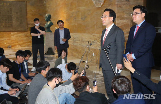 [서울=뉴시스] 장세영 기자 = 주호영 미래통합당 원내대표가 4일 서울 여의도 국회 예결위회의장에서 열린 미래통합당 제2차 의원총회를 끝내고 취재진의 질문에 답하고 있다. 2020.06.04. photothink@newsis.com