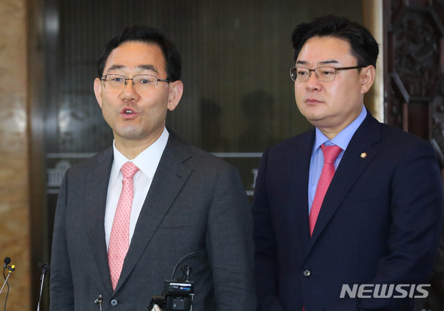 [서울=뉴시스] 장세영 기자 = 주호영 미래통합당 원내대표가 4일 서울 여의도 국회 예결위회의장에서 열린 미래통합당 제2차 의원총회를 끝내고 취재진의 질문에 답하고 있다. 2020.06.04.&nbsp; photothink@newsis.com