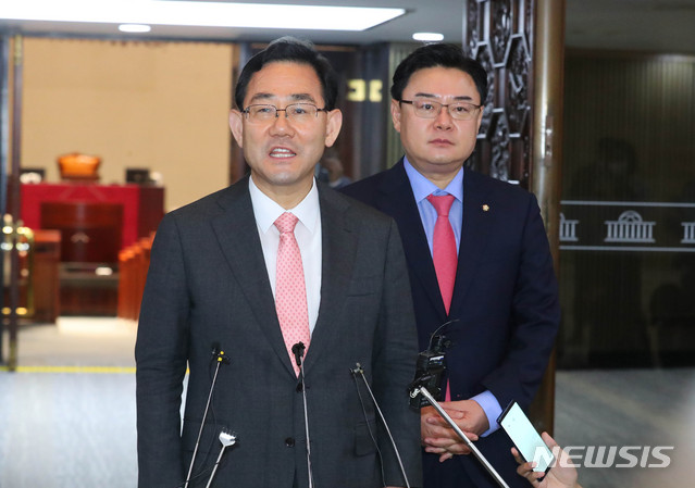 [서울=뉴시스] 장세영 기자 = 주호영 미래통합당 원내대표가 4일 서울 여의도 국회 예결위회의장에서 열린 미래통합당 제2차 의원총회를 끝내고 취재진의 질문에 답하고 있다. 2020.06.04. photothink@newsis.com