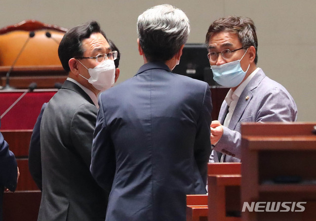 [서울=뉴시스] 장세영 기자 = 미래통합당 주호영 원내대표와 김성원 원내수석부대표가 4일 서울 여의도 국회 예결위회의장에서 열린 미래통합당 제2차 의원총회를 끝내고 당 의원들과 의견을 나누고 있다. 2020.06.04. photothink@newsis.com