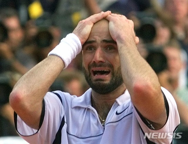 [파리=AP/뉴시스] 1999년 프랑스오픈 우승 당시 앤드리 애거시. 1999.06.06