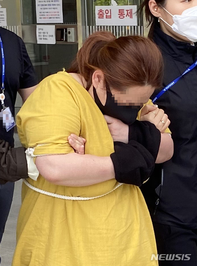 [천안=뉴시스]이종익 기자 = 9세 아이를 여행용 가방에 가둬 의식불명 상태에 빠트린 혐의로 긴급체포 된 사실혼 관계의 40대 여성이 3일 오후 영장실질심사를 받기 위해 대전지원 천안지원으로 향하고 있다. 뉴시스DB. 