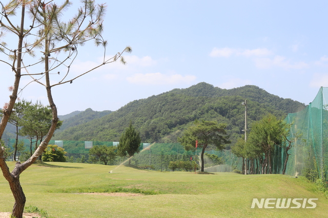 강원 홍천군 홍천읍 파쓰리골프랜드에서 지난 3일 열린 친환경에너지타운 액비 살포 시연회. (사진=홍천군청 제공)