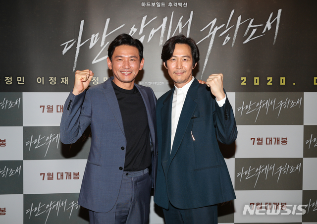 [서울=뉴시스]영화 '다만 악에서 구하소서'의 배우 황정민과 이정재. (사진=CJ엔터테인먼트 제공)