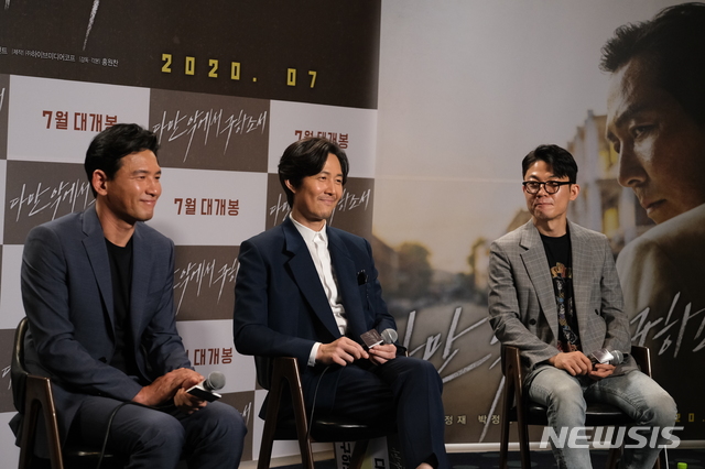 [서울=뉴시스]5일 열린 영화 '다만 악에서 구하소서' 온라인 제작보고회에 배우 황정민과 이정재, 홍원찬 감독이 참석했다. (사진=CJ엔터테인먼트 제공)