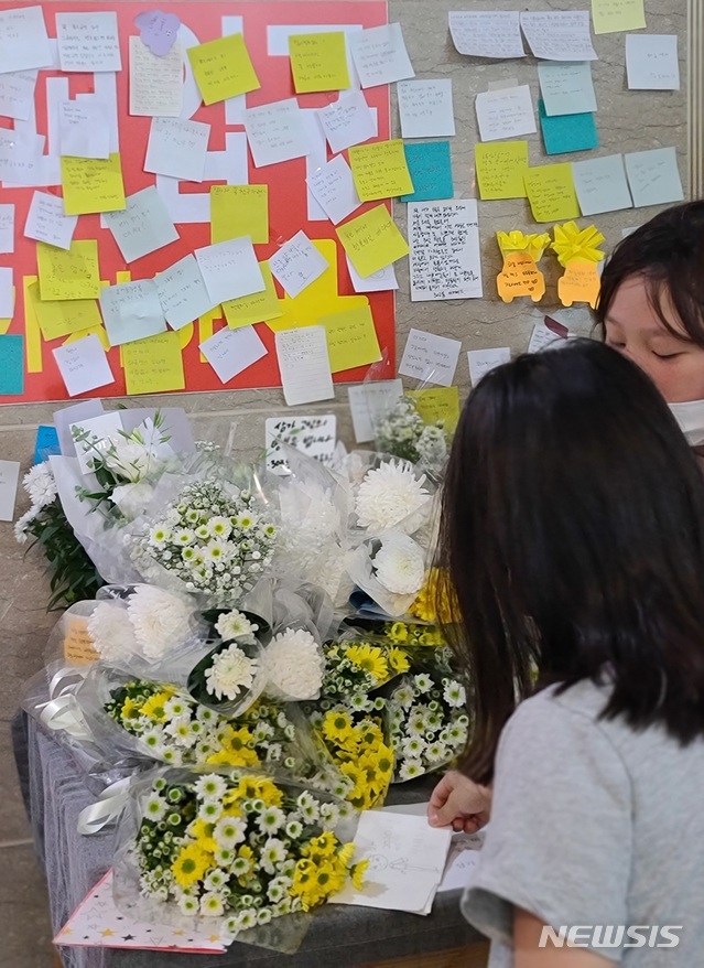 [천안=뉴시스]이종익 기자 = 5일 충남 천안시 백석동에 위치한 아파트 상가건물에 여행용 가방에 갇혀 지난 3일 숨진 9살 초등학생을 추모하는 공간이 만련돼 있다. 2020.06.05. 007news@newsis.com 